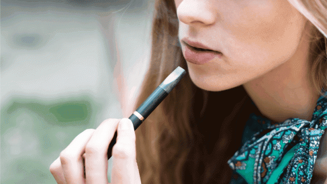 Vapoter, e-fumer : est-ce une nouvelle tendance ?
