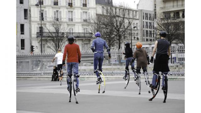 Les échasses urbaines, un nouveau moyen pour se déplacer en ville en faisant du sport