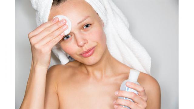 Se démaquiller : huile ou lait ?
