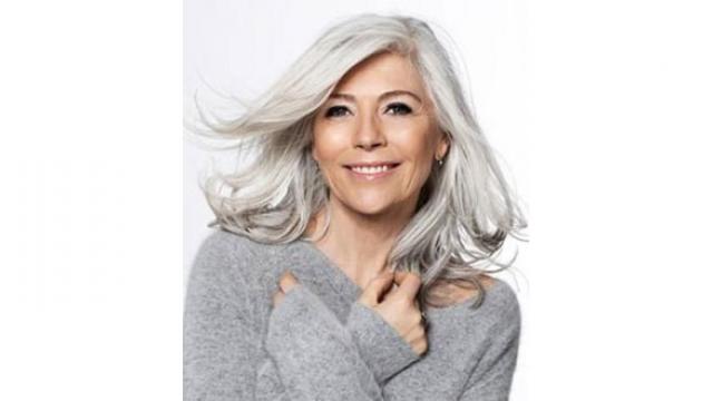 Les cheveux blancs : tout sur cette nouvelle tendance et comment en prendre soin